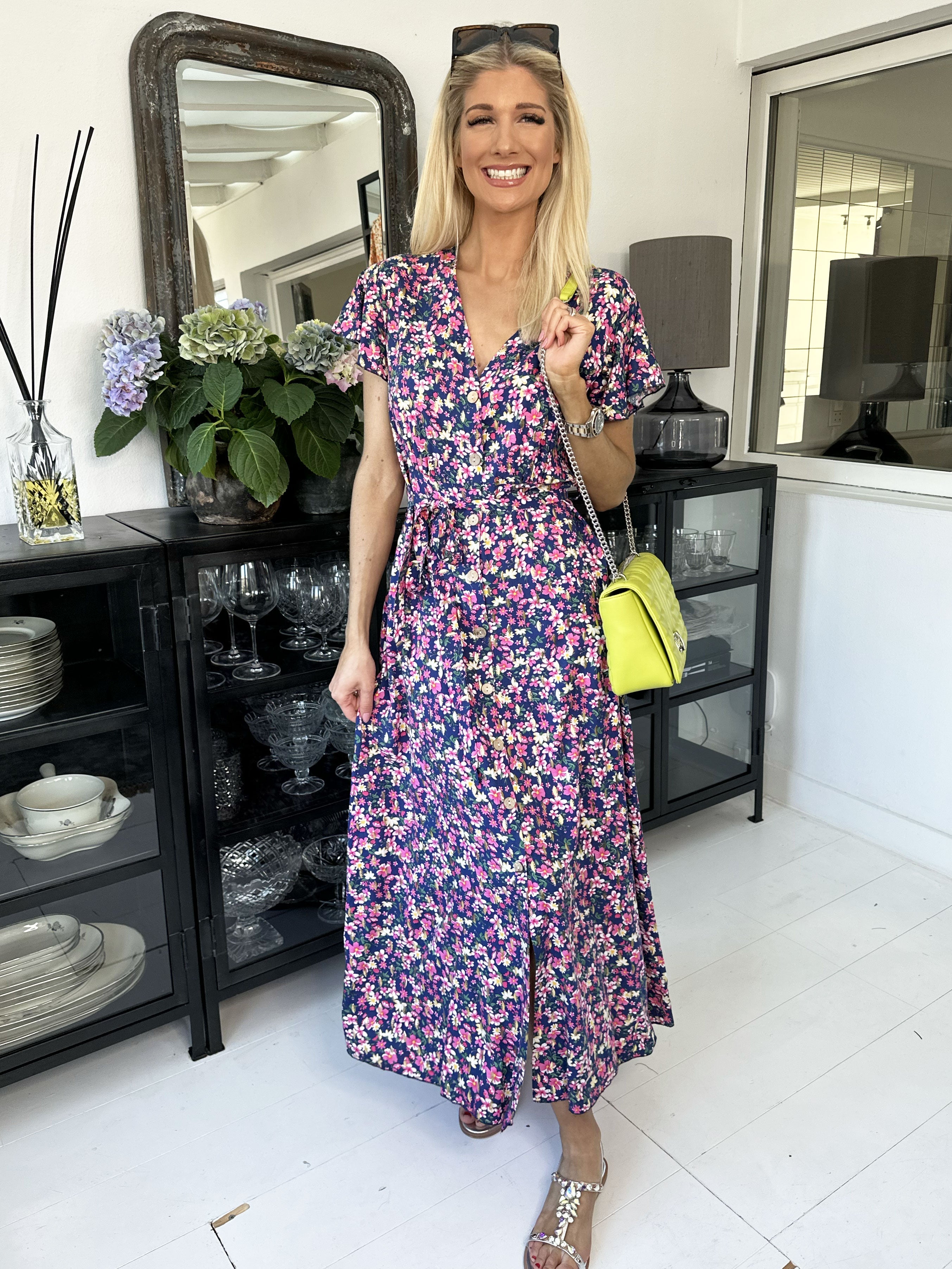 Diora - Blommig klänning med knappar och band